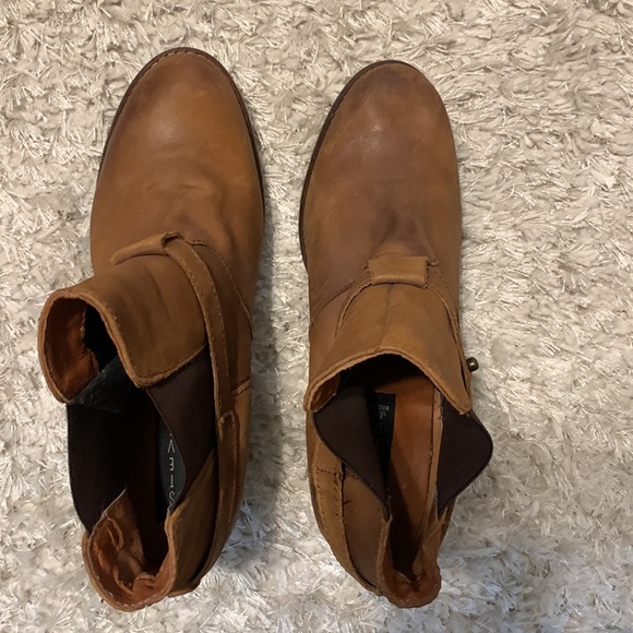 NEW Leather booties- size 10- Steve Madden - Picture 2 of 5